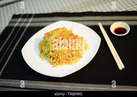 Stile Singapore fried rice noodle, setup bene su un tavolo pronto a servire Foto Stock