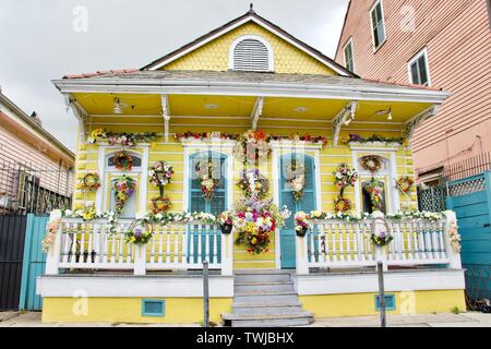 Un giallo decorate casa nel quartiere francese, New Orleans, Louisiana Foto Stock