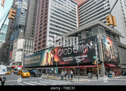 New York, 6/6/2019: Massive billboard per buoni presagi - un Amazon serie originale - è installato lungo Broadway in midtown. Foto Stock