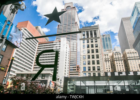 New York, 6/6/2019: Starbucks logo riserva sulla finestra della sua posizione midtown come visto dall'interno. Foto Stock