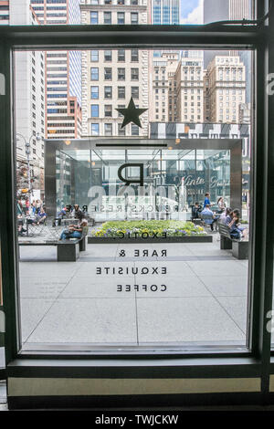 New York, 6/6/2019: la scena su Broadway in midtown Manhattan come visto dall'interno di una riserva di Starbucks Coffee shop. Foto Stock