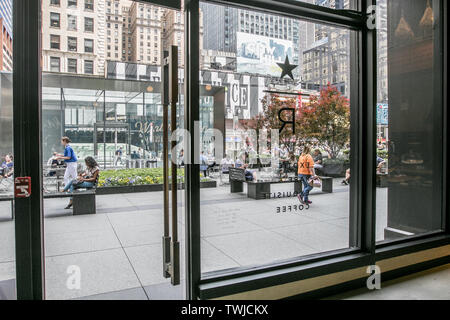 New York, 6/6/2019: la scena su Broadway in midtown Manhattan come visto dall'interno di una riserva di Starbucks Coffee shop. Foto Stock