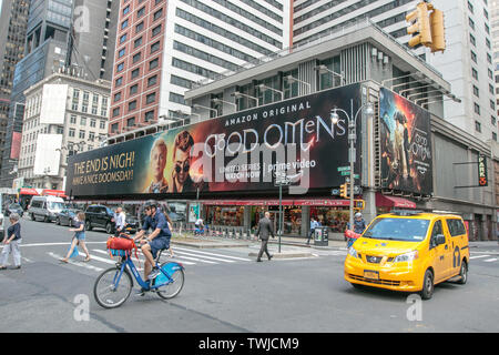 New York, 6/6/2019: Massive billboard per buoni presagi - un Amazon serie originale - è installato lungo Broadway in midtown. Foto Stock