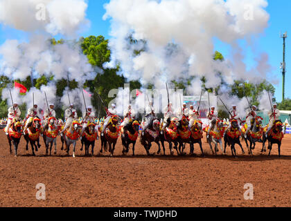 Rabat, Marocco. Xx Giugno, 2019. Gli artisti interpreti o esecutori in costumi tradizionali corsa dei cavalli durante una fantasia horse show a Rabat, Marocco, il 20 giugno 2019. Fantasia è un tradizionale mostra di equitazione eseguita durante le manifestazioni culturali e feste di matrimonio. Credito: Xinhua/Alamy Live News Foto Stock