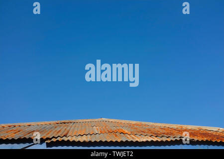 Tin Roof fatta di ferro corrugato. Foto Stock