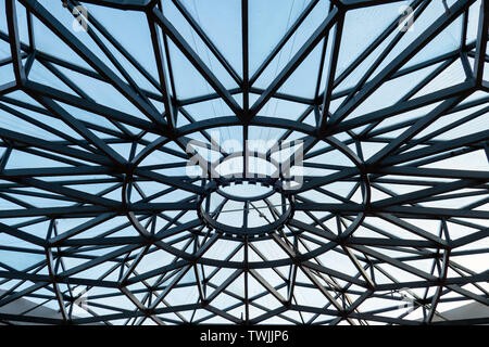 Tetto metallico forma di spider web coperto con cielo blu Foto Stock