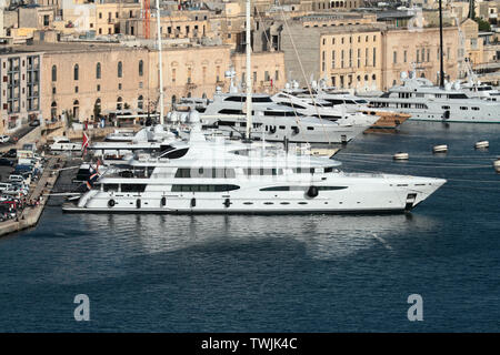 Il 65.7m Amels superyacht Rhapsody sul mare nel Grand Harbour Marina Yacht, Birgu, Malta Foto Stock