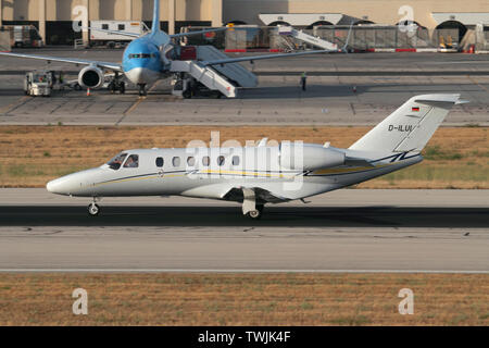 Cessna Citation CJ2+ jet privato aereo sulla pista dopo lo sbarco presso il Malta International Airport. Aria Executive Travel. Foto Stock