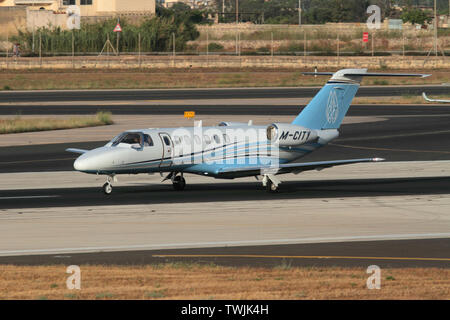Cessna Citation CJ3 business jet in pista dopo lo sbarco in Malta. Corporate il trasporto aereo. Foto Stock