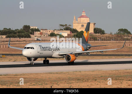 Thomas Cook Airlines Airbus A321-200 aereo jet decolla da Malta. Il viaggio in aereo e il turismo nel mediterraneo. Foto Stock