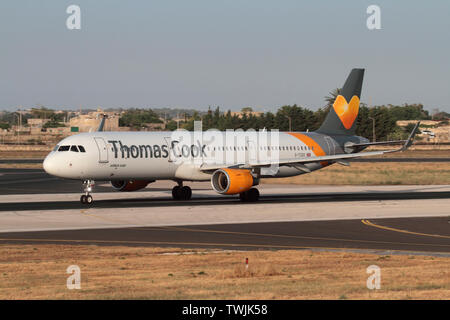 Thomas Cook Airlines Airbus A321 commerciali getto passeggero aereo decolla da Malta. Aviazione civile e trasporto aereo. Foto Stock