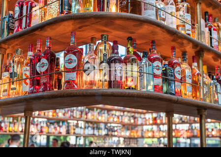 Parigi, Francia - 15 Aprile 2019 : grande collezione di bottiglie di alcol sui ripiani in La Felicita Bar-ristorante nel XIII arrondissement di Parigi Foto Stock