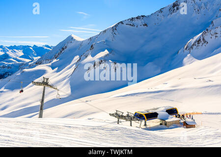 La stazione della seggiovia sulla pista da sci e fantastiche Alpi austriache montagne in bella neve invernale, Serfaus Fiss, in posizione Ladis, Tirolo, Austria Foto Stock