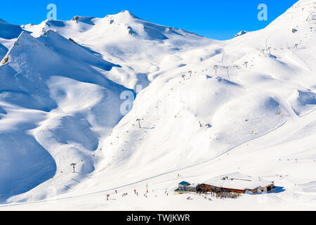 Rifugio ristorante sulla pista da sci e fantastiche Alpi austriache in bella neve invernale, Serfaus Fiss, in posizione Ladis, Tirolo, Austria Foto Stock