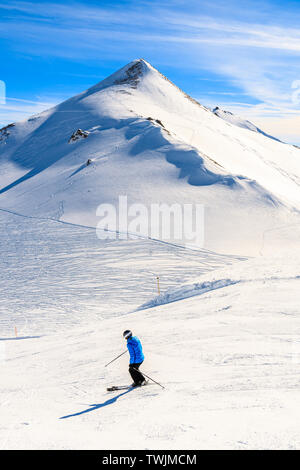 Sciatore su pendio con incredibile vista delle Alpi austriache montagne in bella neve invernale, Serfaus Fiss, in posizione Ladis, Tirolo, Austria Foto Stock