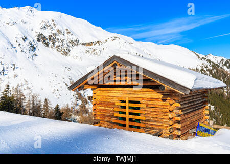 Legno baita di montagna sulle piste da sci nelle Alpi austriache nella bella stagione invernale, Serfaus Fiss, in posizione Ladis, Tirolo, Austria. Foto Stock