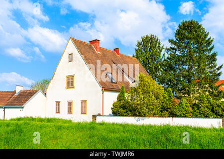 Bianco casa tradizionale nella primavera del paesaggio di Burgerland nel villaggio Strem, Austria Foto Stock