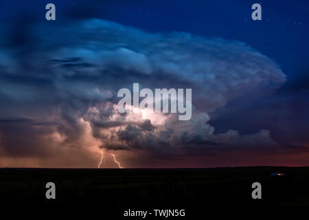 I temporali con cumulonimbus e nuvole mammatus Foto Stock