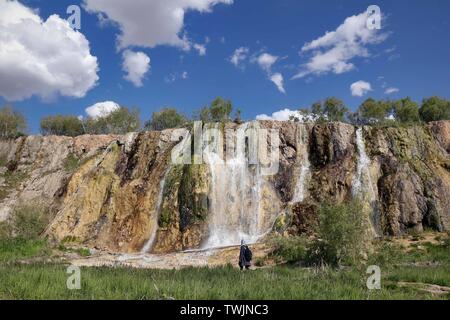 Bamyan. 19 giugno 2019. Foto scattata a giugno 19, 2019 mostra una cascata in prossimità di band-e-Amir lago nella provincia di Mazar-i-Sharif, Afghanistan centrale. Credito: Noor Azizi/Xinhua/Alamy Live News Foto Stock