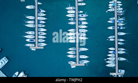 Vista aerea di yacht e barche ormeggiate nella marina e di acqua chiara. Vista Aerea della Marina in Turchia. Le icone per le vacanze . Foto Stock