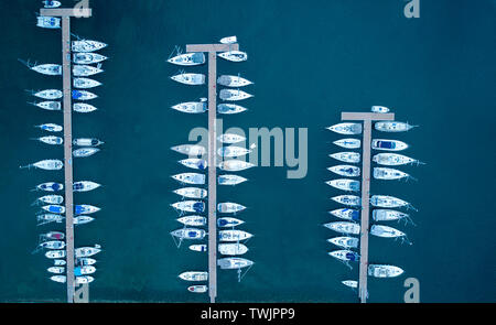 Vista aerea di yacht e barche ormeggiate nella marina e di acqua chiara. Vista Aerea della Marina in Turchia. Le icone per le vacanze . Foto Stock