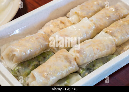 Noodle di riso avvolgere con tofu farcito e fagioli fritti a fette in scatola di plastica,cibo tailandese Foto Stock