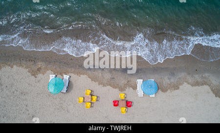 Antenna vista superiore sulla spiaggia. Ombrelloni, sabbia e l'oceano. Foto Stock