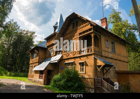 Casa di abitazione (1897) dell'estate " bianchi " I.L. Goremykina. Urbano-tipo Lyubytino insediamento, Lyubytinsky distretto, Novgorod, Russia Foto Stock