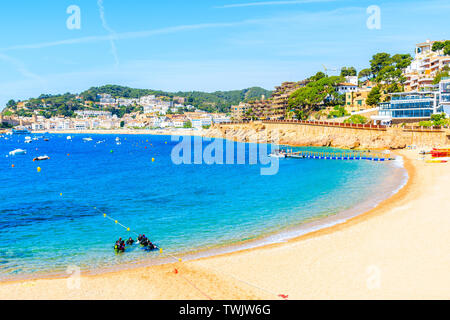 TOSSA DE MAR, Spagna - giu 3, 2019: i subacquei in acqua sulla spiaggia di Tossa de Mar città, Costa Brava, Spagna. Foto Stock