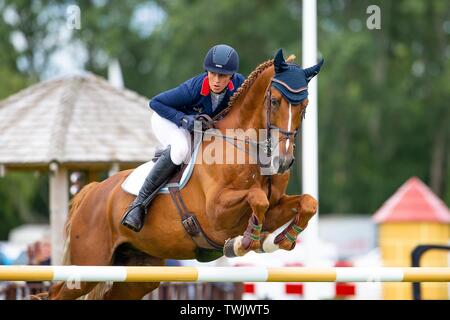 Hickstead, West Sussex, Regno Unito. Xx Giugno, 2019. Vincitore. Holly Smith Fruselli equitazione. GBR. La pietra di gioiellieri vaso. CSI4*. 1.454m Al Shira"aa Hickstead Derby riunione. Hickstead. West Sussex. Regno Unito. GBR. 20/06/2019. Credito: Sport In immagini/Alamy Live News Foto Stock