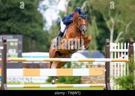 Hickstead, West Sussex, Regno Unito. Xx Giugno, 2019. Vincitore. Holly Smith Fruselli equitazione. GBR. La pietra di gioiellieri vaso. CSI4*. 1.454m Al Shira"aa Hickstead Derby riunione. Hickstead. West Sussex. Regno Unito. GBR. 20/06/2019. Credito: Sport In immagini/Alamy Live News Foto Stock