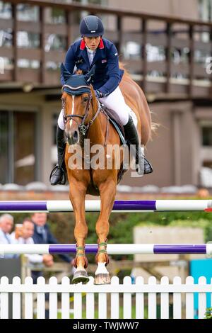 Hickstead, West Sussex, Regno Unito. Xx Giugno, 2019. Vincitore. Holly Smith Fruselli equitazione. GBR. La pietra di gioiellieri vaso. CSI4*. 1.454m Al Shira"aa Hickstead Derby riunione. Hickstead. West Sussex. Regno Unito. GBR. 20/06/2019. Credito: Sport In immagini/Alamy Live News Foto Stock