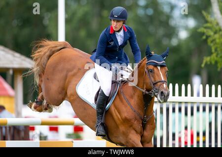 Hickstead, West Sussex, Regno Unito. Xx Giugno, 2019. Vincitore. Holly Smith Fruselli equitazione. GBR. La pietra di gioiellieri vaso. CSI4*. 1.454m Al Shira"aa Hickstead Derby riunione. Hickstead. West Sussex. Regno Unito. GBR. 20/06/2019. Credito: Sport In immagini/Alamy Live News Foto Stock