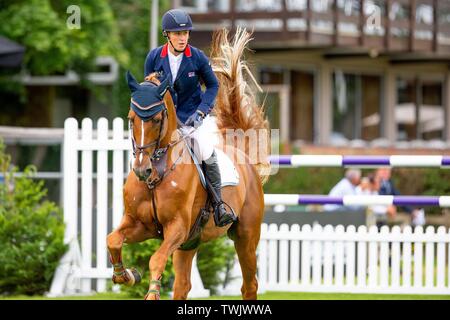 Hickstead, West Sussex, Regno Unito. Xx Giugno, 2019. Vincitore. Holly Smith Fruselli equitazione. GBR. La pietra di gioiellieri vaso. CSI4*. 1.454m Al Shira"aa Hickstead Derby riunione. Hickstead. West Sussex. Regno Unito. GBR. 20/06/2019. Credito: Sport In immagini/Alamy Live News Foto Stock