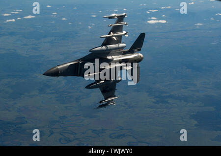 Un U.S. Air Force F-16 Fighting Falcon pilota dal XIII Fighter Squadron, Misawa combatté Air Base, Giappone, finiture ricevere carburante da un KC-135 Stratotanker durante la bandiera rossa-Alaska 19-2 vicino Eielson Air Force Base in Alaska, 18 giugno 2019. Xiii FS è una delle varie unità, per includere i partner della NATO, partecipando in esercizio RF-A. (U.S. Air Force photo by Staff Sgt. Matteo Lotz) Foto Stock