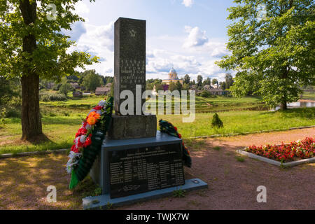 RUSSIA, LYUBYTINO - Agosto 17, 2018: la fossa comune dei soldati morti durante la guerra del 1941-1945 Il complesso è situato sulla s Foto Stock