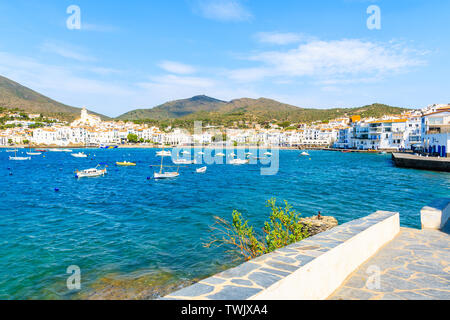 Passeggiata costiera a Cadaques village con la porta, Costa Brava, Spagna Foto Stock