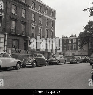 Anni sessanta, storico, automobili dell'era parcheggiata in Regents Park Terrace, Londra, Inghilterra, Regno Unito. Foto Stock