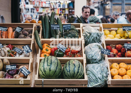 London, Regno Unito - 15 Giugno 2019: frutta fresca e verdura in gabbie in vendita su Spitalfields Market, uno dei più raffinati superstite mercato Vittoriano Hall di Londra Foto Stock