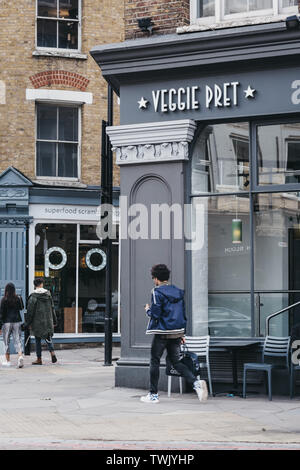 London, Regno Unito - 15 Giugno 2019: la gente camminare passato Veggie Pret a Manger, Londra, un sandwich internazionale catena negozio basato nel Regno Unito e ha circa 5 Foto Stock