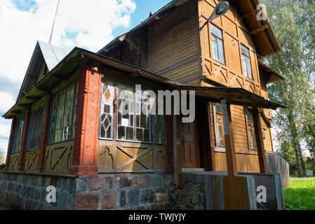 Casa di abitazione (1897) dell'estate " bianchi " I.L. Goremykina. Urbano-tipo Lyubytino insediamento, Lyubytinsky distretto, Novgorod, Russia Foto Stock