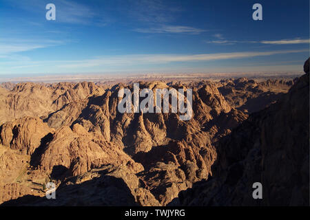 L'Egitto, il Sinai, Saint (St) Catherine monastero. Vista dal Monte di Mosè summit Foto Stock