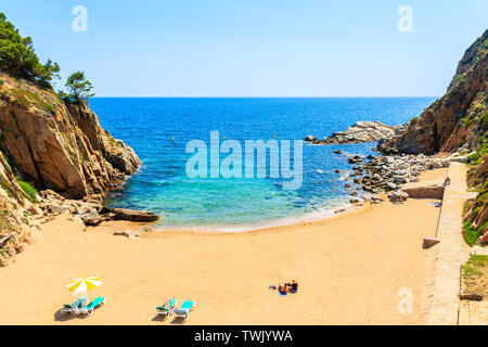 Spiaggia di sabbia e la baia di Tossa de Mar città, Costa Brava, Spagna Foto Stock