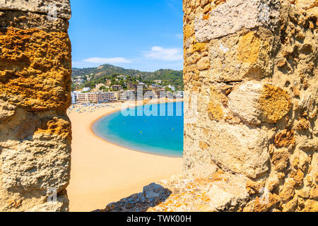 Spiaggia di sabbia e la baia di Tossa de Mar città, Costa Brava, Spagna Foto Stock