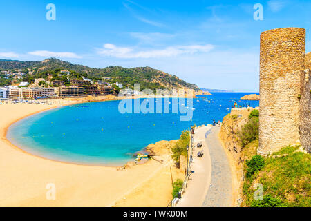 Spiaggia di sabbia e la baia di Tossa de Mar città, Costa Brava, Spagna Foto Stock