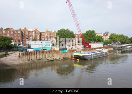 Sito di costruzione di superfognature sulla riva meridionale del fiume Tamigi, Londra, Inghilterra, Regno Unito Foto Stock