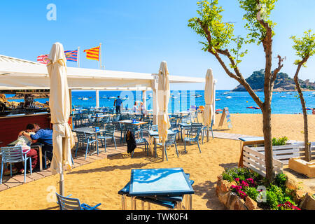 TOSSA DE MAR, Spagna - giu 3, 2019: Persone a pranzo nel ristorante sulla spiaggia di sabbia in Tossa de Mar città, Costa Brava, Spagna. Foto Stock