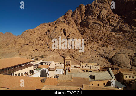 L'Egitto, il Sinai, Saint (St) Catherine monastero. I monaci' quarti e la basilica visto da sud Foto Stock