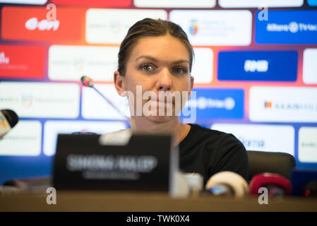 CLUJ, Romania - 14 giugno 2019: romeno tennista Simona Halep rispondendo alle domande durante la conferenza stampa prima del friendly match di tennis ag Foto Stock