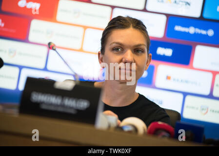 CLUJ, Romania - 14 giugno 2019: romeno tennista Simona Halep rispondendo alle domande durante la conferenza stampa prima del friendly match di tennis ag Foto Stock